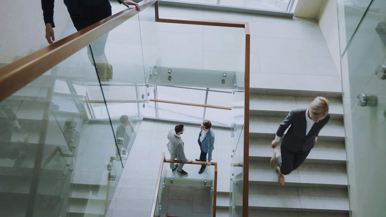 Persone al lavoro in ufficio